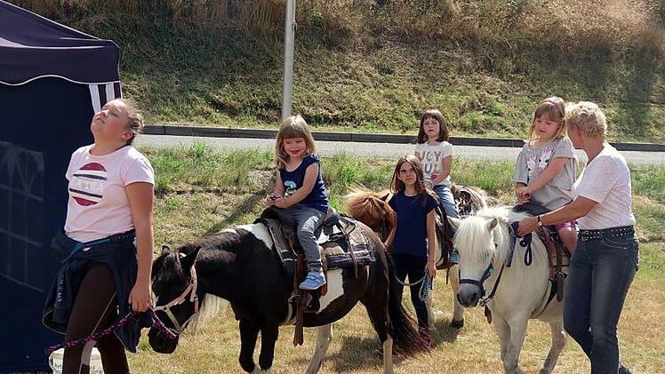 Für die Kinder wurden die Ponys gesattelt. Der gemütliche Reitausflug über den Festplatz machte viel Spaß.Heike Schülein