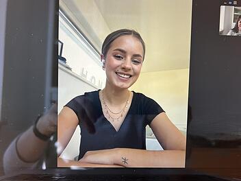 Sophie Breuer aus Lohr am Main strahlt in die Kamera. Das ist ihre Arbeit. PC und Handy sind ihre Werkzeuge, um ihr tägliches Brot zu verdienen.