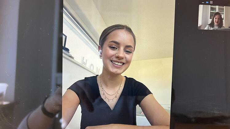 Sophie Breuer aus Lohr am Main strahlt in die Kamera. Das ist ihre Arbeit. PC und Handy sind ihre Werkzeuge, um ihr tägliches Brot zu verdienen.