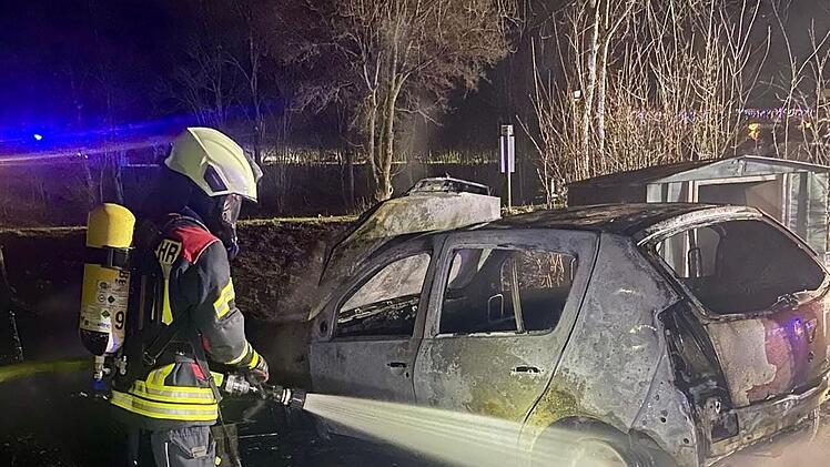 Dinkelsbühl: Wohnwagen brennt vollständig aus - Gasflaschen erschweren Löscharbeiten
