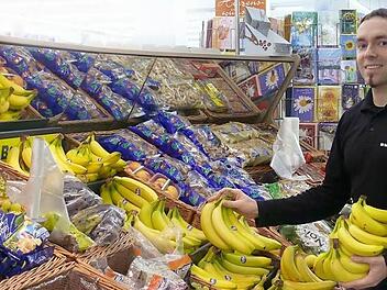 Jochen Waigandt, Inhaber des Edeka-Marktes in der Kitzinger Wörthstraße, ist zufrieden mit den aktuellen Regeln für Geschäftszeiten.  Foto: Brock
