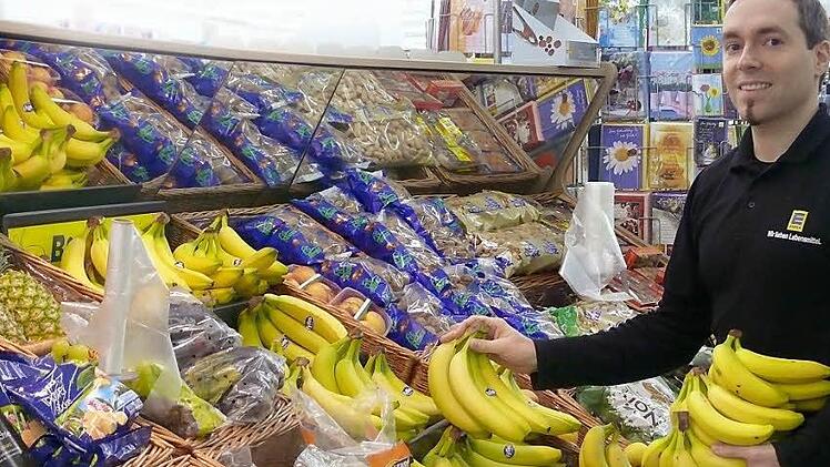 Jochen Waigandt, Inhaber des Edeka-Marktes in der Kitzinger Wörthstraße, ist zufrieden mit den aktuellen Regeln für Geschäftszeiten.  Foto: Brock