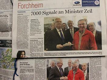 Oben das Bild des FT-Redakteurs Nikolas Pelke, der vor Ort in München war, unten das angeblich von der CSU in Umlauf gebrachte Bild, auf dem der FW-Landtagsabgeordnete Thorsten Glauber nicht zu sehen ist. Foto: Josef Hofbauer