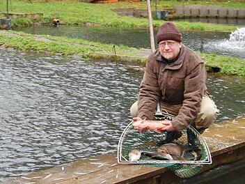 Der Garitzer Fischzüchter Lothar Emmerling setzt auf arktische Saiblinge.  Foto: Sigismund von Dobschütz