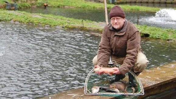 Der Garitzer Fischzüchter Lothar Emmerling setzt auf arktische Saiblinge.  Foto: Sigismund von Dobschütz