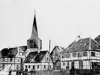 Die damalige Ortsmitte mit dem (von links) Schulhaus, Gemeindehaus, Maudhaus oder Zollstation um 1890, im Hintergrund die Kirche.