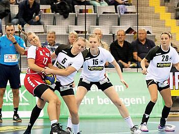 Nicht nur am gegnerischen Kreis überzeugten die deutschen Damen - vor allem in der 2. Halbzeit - auch in der Abwehr packten sie ordentlich zu und hatten damit Erfolg. Fotos: Albert Höchstädter