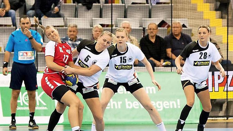 Nicht nur am gegnerischen Kreis überzeugten die deutschen Damen - vor allem in der 2. Halbzeit - auch in der Abwehr packten sie ordentlich zu und hatten damit Erfolg. Fotos: Albert Höchstädter