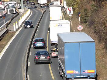Ganz schön eng. Zwischen Brummi und Leitplanke ist in der Lärmschutz-Baustelle der A 73 in Forchheim wenig Platz zum Überholen. Foto: Josef Hofbauer