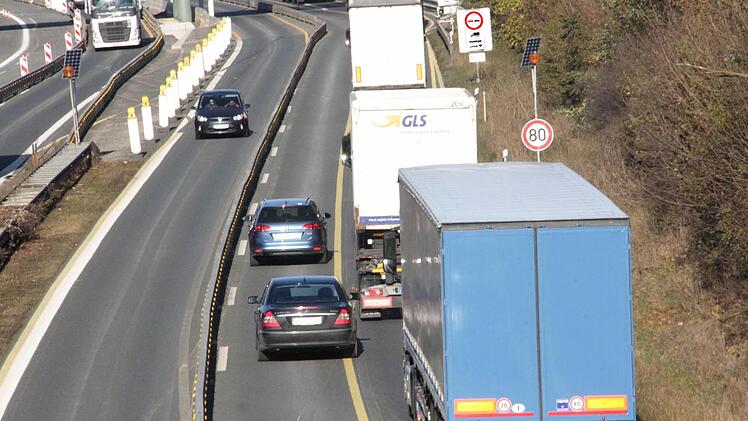 Ganz schön eng. Zwischen Brummi und Leitplanke ist in der Lärmschutz-Baustelle der A 73 in Forchheim wenig Platz zum Überholen. Foto: Josef Hofbauer