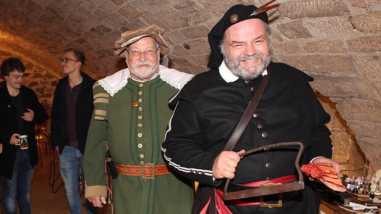 Gruseliges geb es mit Peter Lorz (rechts) und Hubertus Brunk. Da wurden die Messer im Gewölbe gewetzt und abgesägte Hände präsentiert.  Fotos: Evi Seeger/Yannick Hupfer