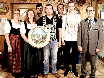 Roswitha Schütze mit den Siegern der Wettbewerbe Foto: Richard Sänger