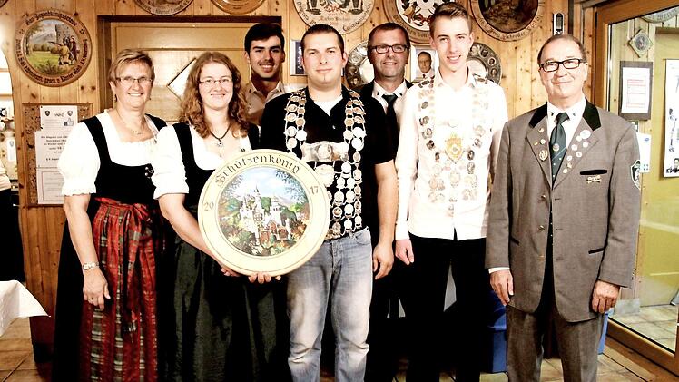 Roswitha Schütze mit den Siegern der Wettbewerbe Foto: Richard Sänger