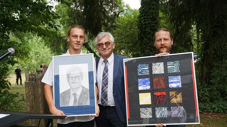 Kurt Haßfurter war zweieinhalb Jahre Schulleiter der Staatlichen Berufsfachschule für Holzbildhauer in Bischofsheim. Verabschiedet wurde er im Rahmen der Schulabschlussfeier mit einer Zeichnung die Ebba Radke anfertigte und Michel Stenzel übergab und eine Druckgrafik die Michael Kühnert überreichte. Foto: Marion Eckert