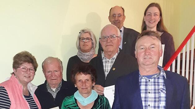 Chorgemeinschaft Thulba ehrte Mitglieder (vorne von rechts): Friedel Fischer, Anita Dunkel, Gottfried Manger, Sieglinde B&uuml;rger dahinter: Hans Weinert, Renate Heid dahinter: Christiane B&uuml;rger und Siegfried Gottwald . Foto: Carina Baus