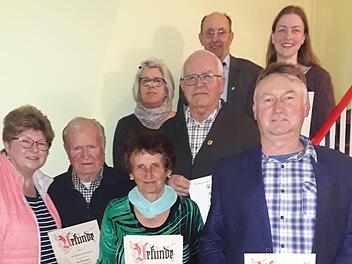 Chorgemeinschaft Thulba ehrte Mitglieder (vorne von rechts): Friedel Fischer, Anita Dunkel, Gottfried Manger, Sieglinde B&uuml;rger dahinter: Hans Weinert, Renate Heid dahinter: Christiane B&uuml;rger und Siegfried Gottwald . Foto: Carina Baus