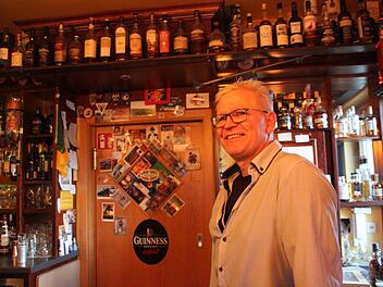 110 Whiskys hat Markus Daum in den letzten Jahren gesammelt. Nur eines seiner Hobbies. Wenn er heuer nach knapp zehn Jahren den Irish Pub Finbarr's in Hammelburg schließt, nimmt er die meisten der seltenen Flaschen mit. Kerstin Väth