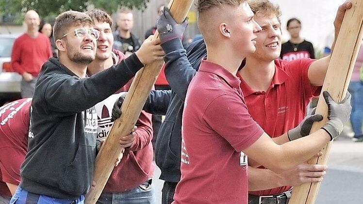 Lukas Großkopf (r.) war als Kerwaprediger und beim Baumaufstellen im Einsatz. Fotos: Mark Oliva