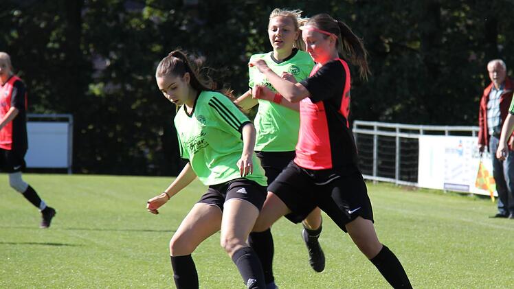 Lea Finze (li.) gegen Sina Dziumbla