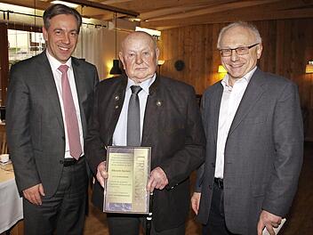 Helmut Lottes (r.) dankte Albrecht Bierlein im Namen der Gemeinde für dessen Einsatz im Ehrenamt, Landrat Alexander Tritthart (l.) gratulierte im Namen des Landkreises. Foto: Evi Seeger