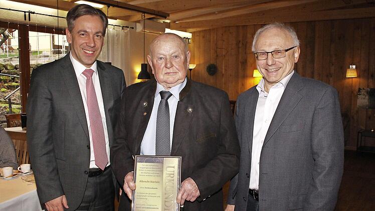 Helmut Lottes (r.) dankte Albrecht Bierlein im Namen der Gemeinde für dessen Einsatz im Ehrenamt, Landrat Alexander Tritthart (l.) gratulierte im Namen des Landkreises. Foto: Evi Seeger