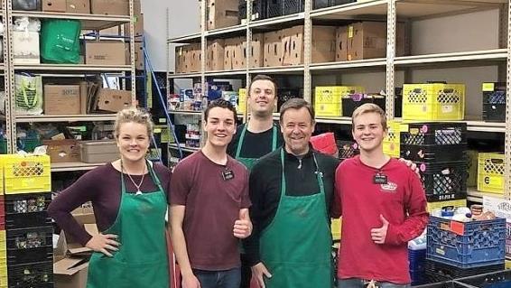Zu den Aufgaben von Sebastian Keil (zweiter von links) und den anderen Missionaren gehört es auch, bei der wöchentlichen Essensausgabe der "Food Bank" zu helfen.