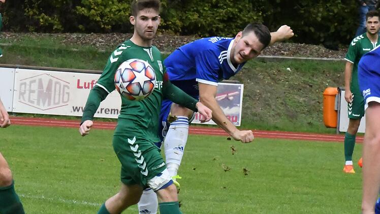 Zeigt nach seiner Verletzung wieder vollen Einsatz für seinen TSV Münnerstadt: Simon Snaschel (rechts). Foto: Archiv/Hopf