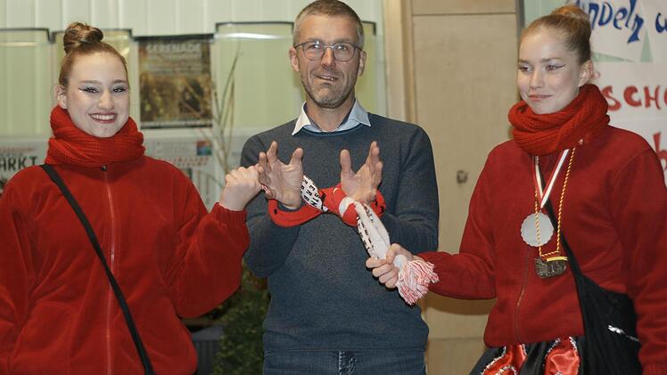 Bürgermeister Jochen Vogel wurde gefesselt aus dem Rathaus geführt. Den Schlüssel für die Übergabe vergaßen seine "Häscherinnen" jedoch zunächst. Foto: Steffen Standke