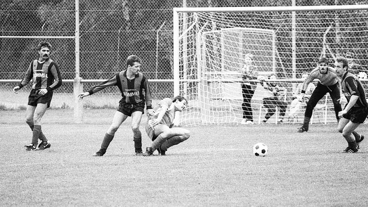 Szen aus dem Spiel des TSV N&uuml;dlingen (gestreifte Trikots) gegen den SV Ramsthal (1:1).