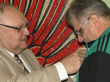 Bürgermeister Siegfried Erhard (links) zeichnete Dietmar Schmitt als langjährigen Funktionär aus. Fotos: Stefan Geiger