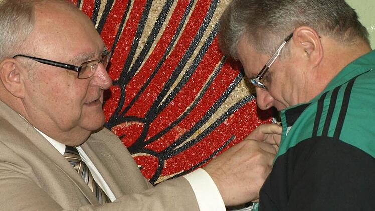 Bürgermeister Siegfried Erhard (links) zeichnete Dietmar Schmitt als langjährigen Funktionär aus. Fotos: Stefan Geiger