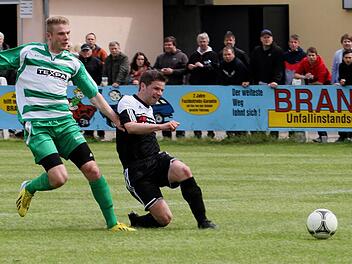 Da sah alles gut aus für den FC Sand: Fabian Benkert (rechts) gibt seinem Bewacher Markus Lurz und auch Gästetorwart Klaus Freisinger (nicht im Bild) das Nachsehen und schießt flach ins rechte untere Eck zum 1:0 für seine Mannschaft ein.