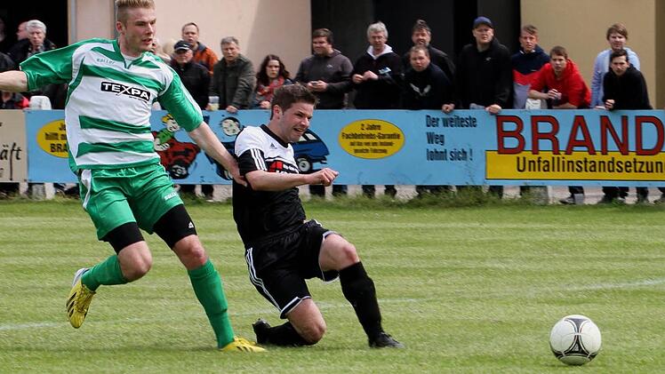 Da sah alles gut aus für den FC Sand: Fabian Benkert (rechts) gibt seinem Bewacher Markus Lurz und auch Gästetorwart Klaus Freisinger (nicht im Bild) das Nachsehen und schießt flach ins rechte untere Eck zum 1:0 für seine Mannschaft ein.