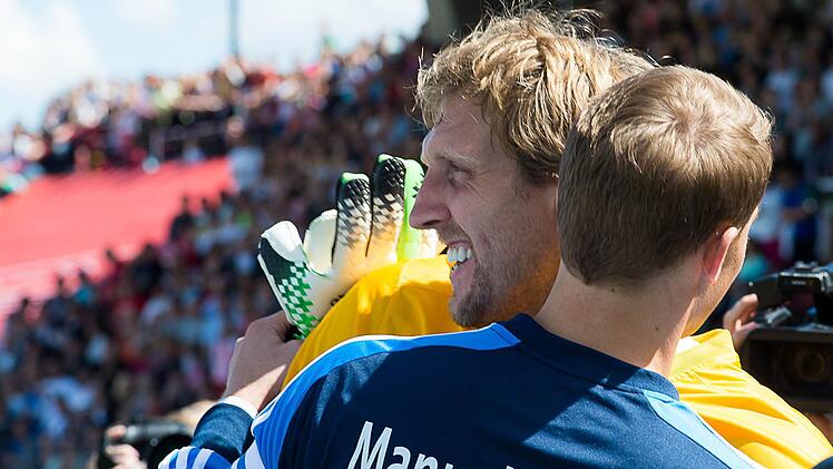 Dirk Nowitzki und Manuel Neuer vor dem Anstoß. Foto: Tobias Köpplinger