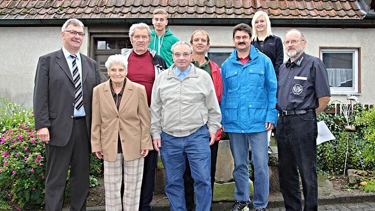 Bürgermeister Helmut Dietz (links) als Schirmherr und Vereinsvorsitzender Helmut Schmidt (rechts) ehrten für züchterische Erfolge (von links): Erika Vogel, Erich Schmidt, Julian Aman, Oskar Vogel, Martin Zier, Peter Wüste und Marina Schmidt.  Foto: Helmut Will