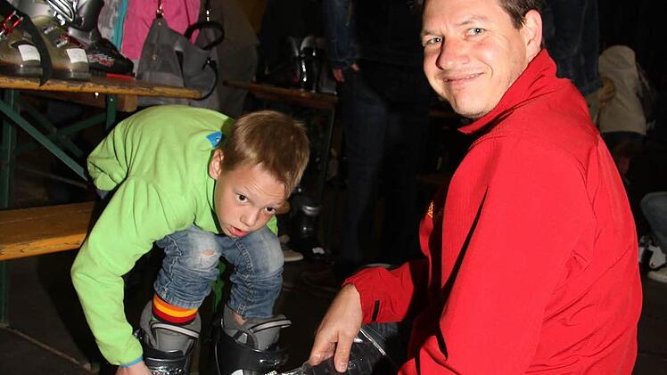 Ben Leykauf (9) und sein Papa Matthias strahlen um die Wette: Ein paar Skischuhe für 35 Euro - da kann man nichts sagen.