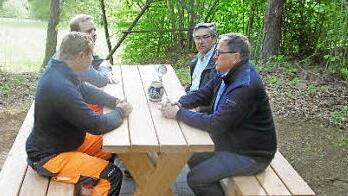 Die neuen Feldgeschworenen Matthias Dorsch und André Sendelbeck (links) mit Bürgermeister Riediger (rechts) Foto: fra-press