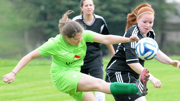 Erfolgreich die Passwege verstellt hatten die Spielerinnen der SG Sch&ouml;nderling/Thulba im Spiel gegen den TSV Nordheim. Auf unserem Bild st&ouml;rt Marie M&uuml;ller (rechts) entscheidend die Nordheimerin Celina Erhard. Foto: ssp