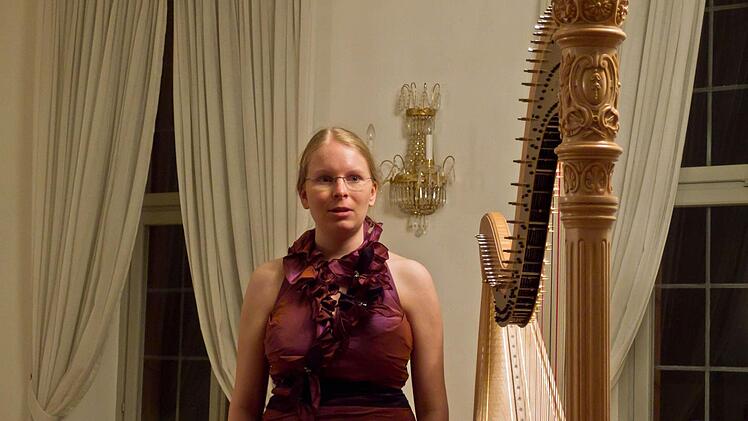 Applaus für die Harfenistin Anna-Maria Frankenberger beim Gastspiel im Haus des Gastes" in Bad RodachFoto: Jochen Berger