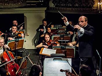 In Höchstform pmusizierte das Philharmonische Orchester beim Sinfoniekonzert im Landestheater unter der Leitung von Generalmusikdirektor Roland Kluttig .Foto: Jochen Berger