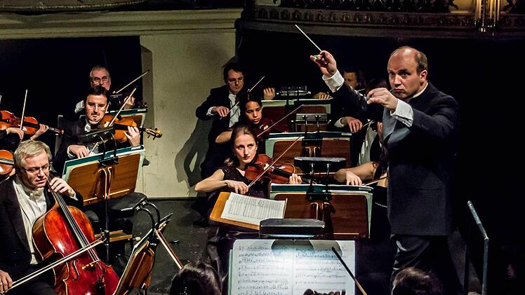 In Höchstform pmusizierte das Philharmonische Orchester beim Sinfoniekonzert im Landestheater unter der Leitung von Generalmusikdirektor Roland Kluttig .Foto: Jochen Berger