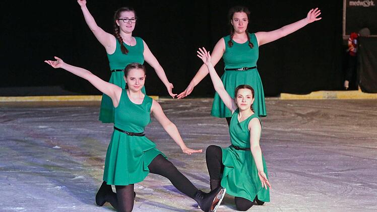 Mit ihrer Anmut und Eleganz begeisterten die Eiskunstläufer bei der traditionellen Eisgala des ESC.  Fotos: Georg Kaczmare