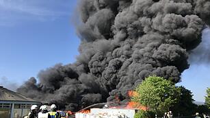 Firmengebäude in Oberfranken geht in Flammen auf