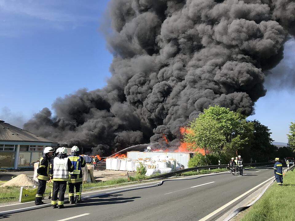 Firmengebäude in Oberfranken geht in Flammen auf
