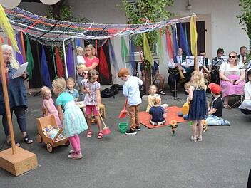 Die Leute im Dorf "Farbenfroh" leben glücklich mit- und füreinander, denn sie sind von einem bunten Netz geschützt. K.- H. Hofmann