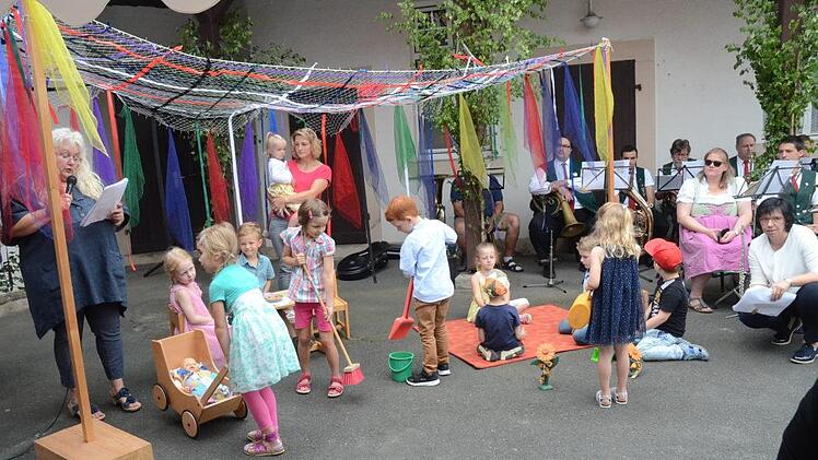 Die Leute im Dorf "Farbenfroh" leben glücklich mit- und füreinander, denn sie sind von einem bunten Netz geschützt. K.- H. Hofmann
