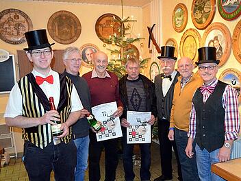 Die Sieger Andy Höh (links) und Günther Kohles (Dritter von links) mit den Platzierten und dem Moderationsteam um Hans-Georg Rebhan (Dritter von rechts) Foto: Thomas Micheel