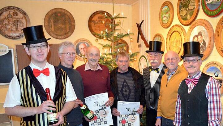 Die Sieger Andy Höh (links) und Günther Kohles (Dritter von links) mit den Platzierten und dem Moderationsteam um Hans-Georg Rebhan (Dritter von rechts) Foto: Thomas Micheel