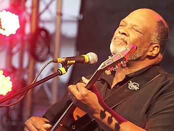Tony Bulluck ist der musikalische Botschafter des vom Stadtmarkting veranstalteten Blues & Jazzfestivals.  Foto: Bernd Oelsner
