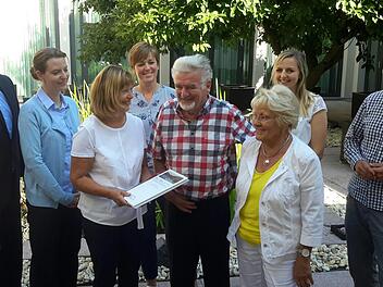 Glückwünsche zum Verlosungsgewinn und gleichzeitig zum 80. Geburtstag sprachen Edgar Wiedenmann (Bildmitte) die Akteure der Bad Brückenauer Tourismus Connection aus. Unser Foto zeigt (von links) Matthias Grief, Sandra Huerga-Kanzler. Karin Bauer, Kathrin Romeis-Merten, Edgar Wiedenmann, Natascha Wiedenmann, Vanessa Klaus und Jonathan Kirchner. Foto: Rolf Pralle